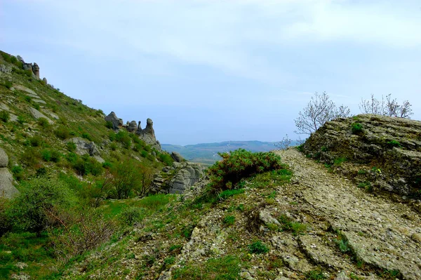 Fondo horizontal con un magnífico paisaje de la península de Crimea. Vista superior de las montañas cubiertas de exuberante vegetación y las densas nubes debajo de los picos. Cielo azul claro. Copiar espacio. —  Fotos de Stock