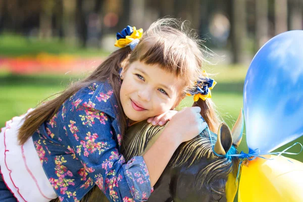 Dia da Bandeira da Independência da Ucrânia. Parem a guerra. Menina ucraniana em uma camisa vyshyvanka bordada com uma bandeira amarelo-azul da Ucrânia. Símbolos da bandeira da Ucrânia. Liberdade. Terrorismo russo. Kiev. — Fotografia de Stock