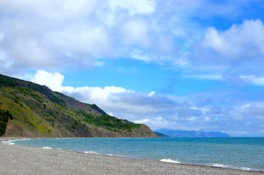  Mavi gökyüzü, kayalar ve Kırım Denizi