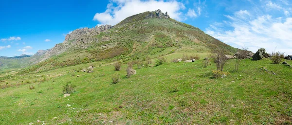 Vista panorámica de las montañas de Crimea viajando con nubes paisaje escénico, viajes por la naturaleza — Foto de Stock