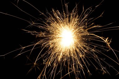 ateş siyah arkaplan üzerinde parçacıkları kıvılcımlar yavaş deklanşör, uzun izler, büyük kıvılcımlar, üst sol köşedeki emisyon kaynağı