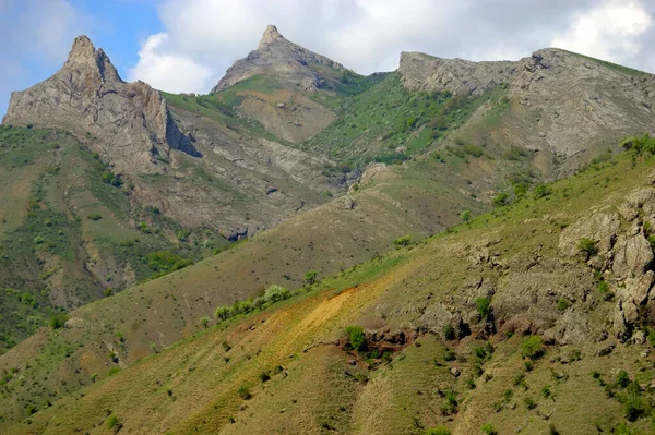 Hermosa vista de las rocas y campos. La naturaleza de la Crimea central — Foto de Stock