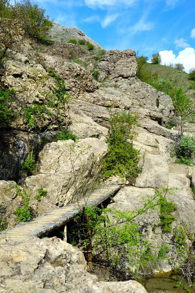 Longa exposição vista de um rio escondido na Crimeia, Ucrânia. Um conjunto de pedra contra um padrão de água turva é ideal para uso em segundo plano. — Fotografia de Stock