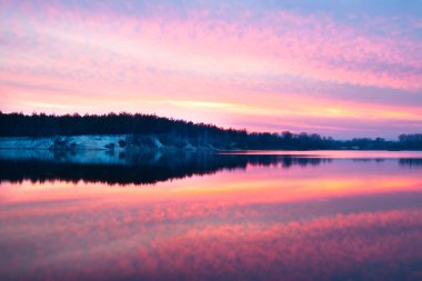 Gölde güzel bir yaz günbatımı. HDR resmi