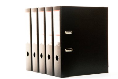 Kağıtlar için dizinler ve belgeler ofisteki bir rafta