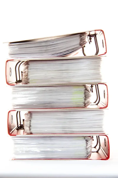 Rząd folderów na papiery i dokumentację na półce w biurze — Zdjęcie stockowe