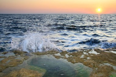Güzel deniz manzarası. Kırım, Avrupa ve Ukrayna 'nın Rocky batı maliyeti