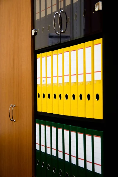 Linha de pastas de papéis e documentação em uma prateleira no escritório — Fotografia de Stock