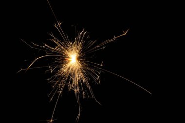 ateş siyah arkaplan üzerinde parçacıkları kıvılcımlar yavaş deklanşör, uzun izler, büyük kıvılcımlar, üst sol köşedeki emisyon kaynağı