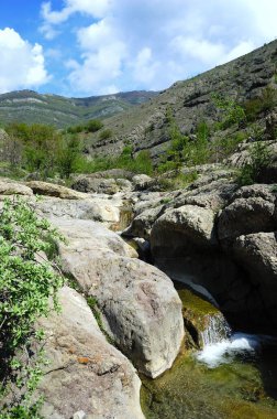 Ukrayna, Kırım 'daki gizli bir nehrin uzun süreli görüntüsü. Bulanık su desenine dayanan bir taş arka plan kullanımı için idealdir.