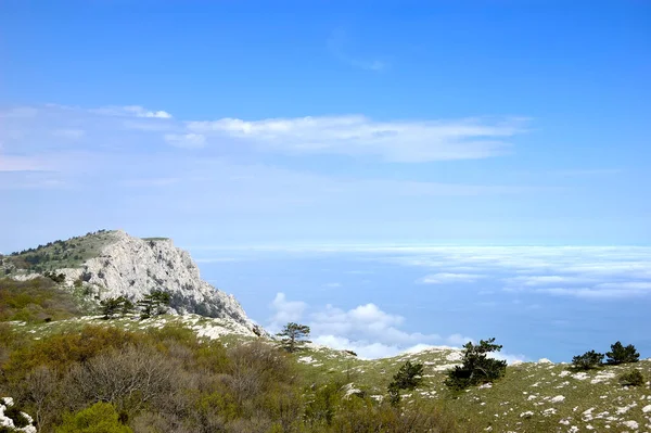 Hermosa vista de las rocas y campos. La naturaleza de la Crimea central — Foto de Stock
