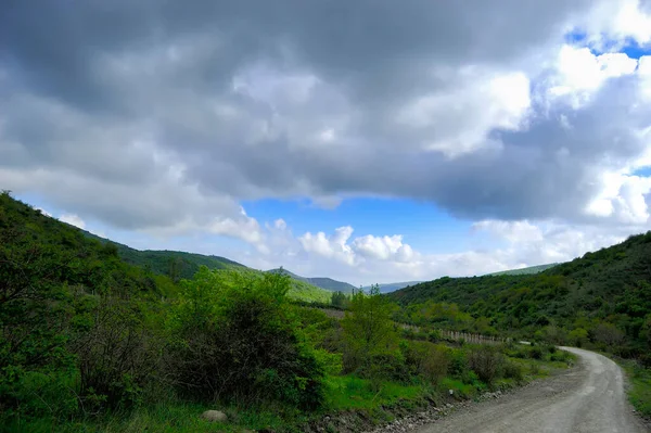 Un camino en un paisaje rural con prados en Crimea. Ucrania —  Fotos de Stock