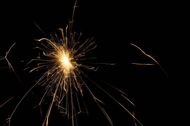 ateş siyah arkaplan üzerinde parçacıkları kıvılcımlar yavaş deklanşör, uzun izler, büyük kıvılcımlar, üst sol köşedeki emisyon kaynağı