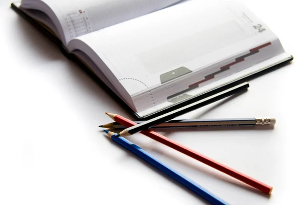 Дневник бизнеса с ручкой на белом фоне — стоковое фото