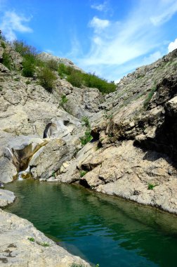 Ukrayna, Kırım 'daki gizli bir nehrin uzun süreli görüntüsü. Bulanık su desenine dayanan bir taş arka plan kullanımı için idealdir.