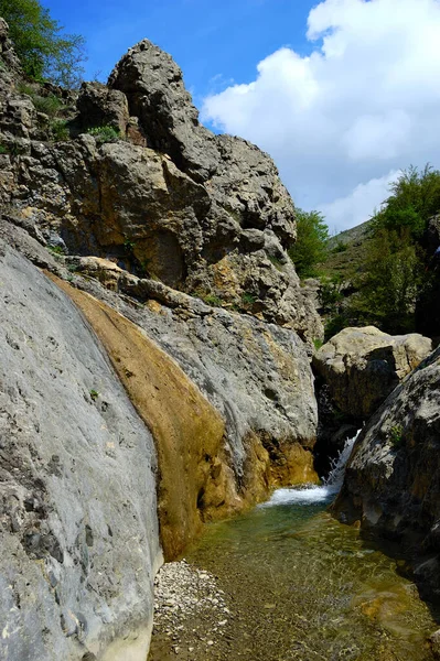 Lange belichting uitzicht van een verborgen rivier in de Krim, Oekraïne. Een steen tegen een wazig waterpatroon is ideaal voor achtergrondgebruik. — Stockfoto