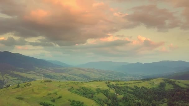 Karpatlar 'ın uçsuz bucaksız otlaklarının ve tarım arazilerinin havadan görünüşü. Tarım tarlası. Gün batımında kırsal dağ manzarası. Ukrayna. — Stok video