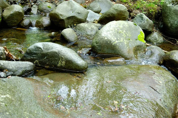 Vista de larga exposición de un río escondido en Crimea, Ucrania. Un conjunto de piedra contra un patrón de agua borrosa es ideal para el uso de fondo. — Foto de Stock