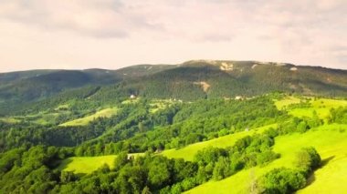 Karpatlar 'ın uçsuz bucaksız otlaklarının ve tarım arazilerinin havadan görünüşü. Tarım tarlası. Gün batımında kırsal dağ manzarası. Ukrayna.