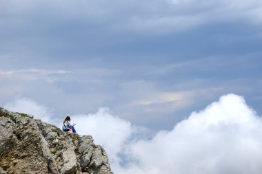 Yazın Ukrayna, Kırım 'da yürüyüş yaparken yeşil tepeli ve kayalıklı dağ