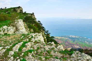 Kayaların ve tarlaların güzel manzarası. Orta Kırım 'ın Doğası