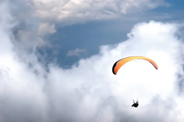 Enjoy the freedom with a paragliding flight — Stock Photo, Image