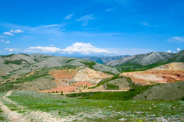 Piękne wzgórze pokryte wiosennymi kolorami i kamieniołomem marmuru — Zdjęcie stockowe