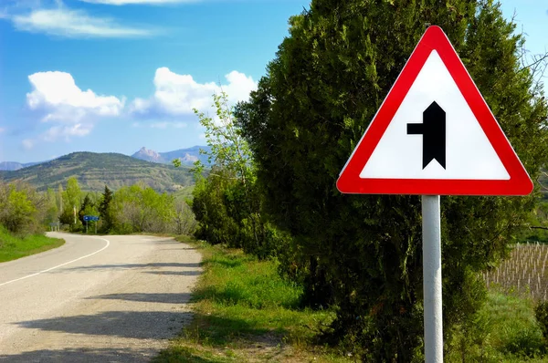 Başkente giden yolda sokak önceliği işareti