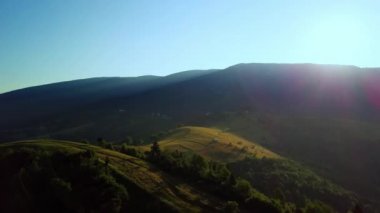 Karpatlar 'ın uçsuz bucaksız otlaklarının ve tarım arazilerinin havadan görünüşü. Tarım tarlası. Gün batımında kırsal dağ manzarası. Ukrayna.