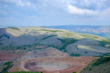 Bahar renkleri ve mermer ocaklarıyla kaplı güzel bir tepe.