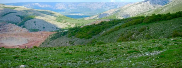 Прекрасний пагорб, покритий весняними кольорами і мармуровим кар'єром — стокове фото