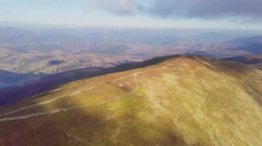 Kuşbakışı manzaralı harika bir manzara. Karpatlar 'daki Magura-Jide dağlarının havadan çekilmiş fotoğrafları. Gemba Dağı. Ulusal Park Shipit Karpat. Pylypets, Ukrayna.