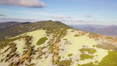 Kuşbakışı manzaralı harika bir manzara. Panoramik dağ manzaralı nefes kesici manzara - Karpatlar dağ sırası, Synevyr geçidi, Kamenka dağı, Ukrayna.