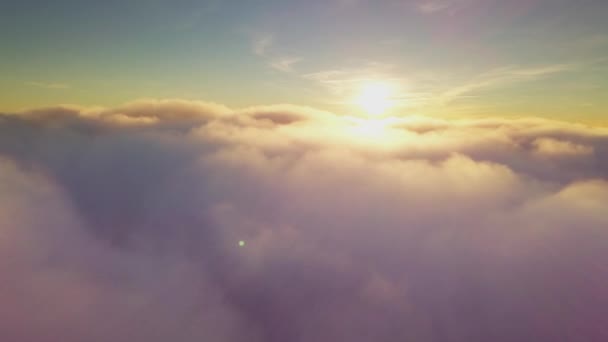 4K Drone vliegt in de wolken. Vlucht door de wolken tijdens zonsopgang, bovenaanzicht van de wolken vanaf de drone. Nationaal Park Shipit Karpat. Karpaten, Pylypets, Oekraïne. — Stockvideo