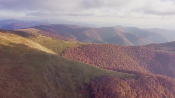 Prachtig landschap vanuit vogelperspectief. Luchtfotografie van de Magura-Jide bergketen in de Karpaten vanuit de lucht. Berg Gemba. Nationaal Park Shipit Karpat. Pylypets, Oekraïne. — Stockvideo