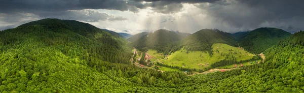 Bredvinkel panoramabild av vackra ängar, kullar och träd i Synevyrska glänta intill Synevyr sjön. Majestätiska och underbara landskap i Karpaterna i Ukraina — Stockfoto