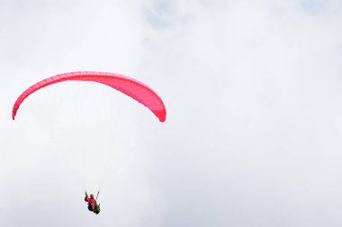 Yamaç paraşütü yaparak özgürlüğün tadını çıkar.