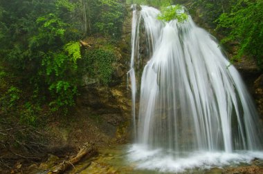 Dzhur-Dzhur şelalesi Kırım yarımadasının dağ sırasındaki sağanak yağmurdan sonra akar. Yarımada Rusya Federasyonu 'na katılmıştı. Ukrayna.