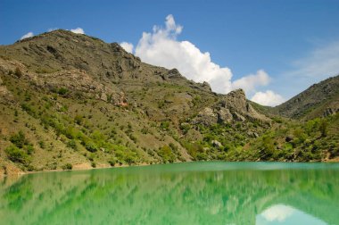 Kırım yarımadasında, Kırım 'da, dağların arasında yemyeşil bulutları olan güzel güneşli bir vadi. Yarımada Rusya Federasyonu 'na katılmıştı. Ukrayna. 