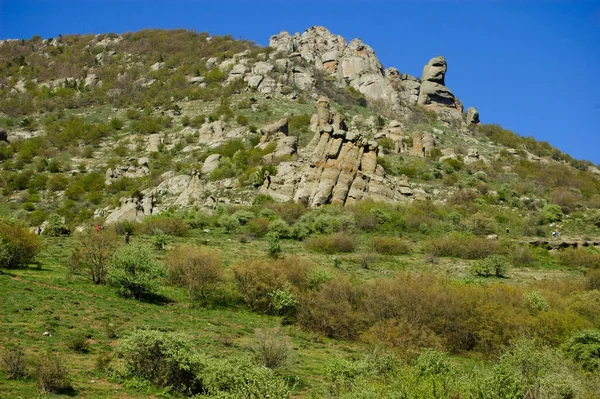 Ídolos de piedra de la montaña del sur de la Demerdzhi sobre un fondo de nubes. Crimea. —  Fotos de Stock