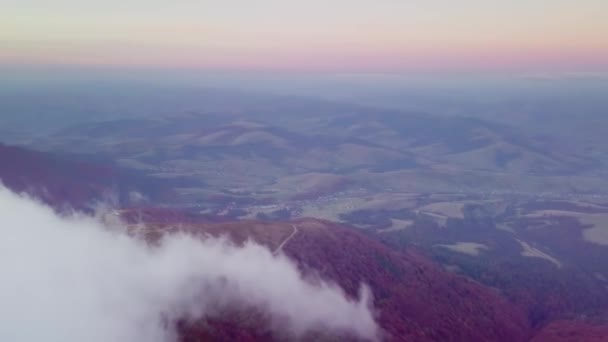 4K Drone vliegt in de wolken. Vlucht door de wolken tijdens zonsopgang, bovenaanzicht van de wolken vanaf de drone. Nationaal Park Shipit Karpat. Karpaten, Pylypets, Oekraïne. — Stockvideo