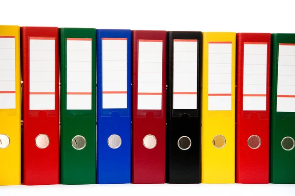 Rząd folderów na papiery i dokumentację na półce w biurze — Zdjęcie stockowe