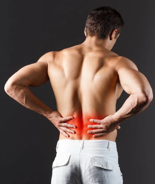 Ağrı kesici, spor, vücut geliştirme, güç ve insan konsepti - siyah arka planda duran genç adam