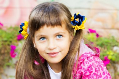 Ukrayna 'nın Bağımsızlık Günü. Savaşı durdurun. Üzerinde Ukrayna 'nın sarı-mavi bayrağı olan nakışlı vyshyvanka tişörtlü Ukraynalı kız. Ukrayna bayrağının sembolleri. Özgürlük için. Rusya terörü. Kyiv. 