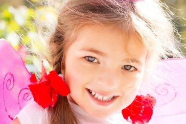 Ukrayna 'nın Bağımsızlık Günü. Savaşı durdurun. Üzerinde Ukrayna 'nın sarı-mavi bayrağı olan nakışlı vyshyvanka tişörtlü Ukraynalı kız. Ukrayna bayrağının sembolleri. Özgürlük için. Rusya terörü. Kyiv. 