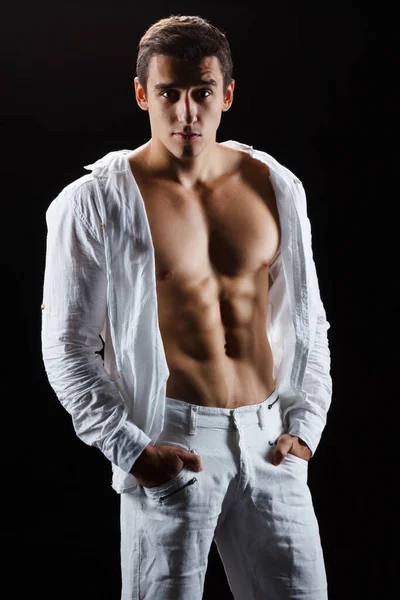 Ağrı kesici, spor, vücut geliştirme, güç ve insan konsepti - siyah arka planda duran genç adam