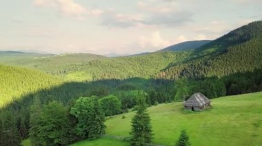 Synevyrska açıklığındaki güzel çayırların, tepelerin ve ağaçların geniş açılı panoramik görüntüsü Synevyr gölünün yanında. Ukrayna 'daki Karpat dağlarının görkemli ve muhteşem manzaraları