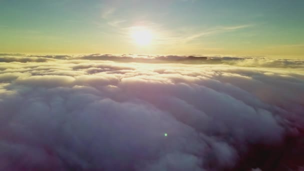 4K Drone vliegt in de wolken. Vlucht door de wolken tijdens zonsopgang, bovenaanzicht van de wolken vanaf de drone. Nationaal Park Shipit Karpat. Karpaten, Pylypets, Oekraïne. — Stockvideo