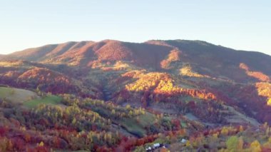 Günbatımının Arkasındaki Dağ Ormanı. Dramatik Günbatımı Gökyüzü. Zaman ayarlı. 4K.