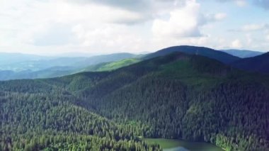 Dağ zirveleri ve sabah bulutları pürüzsüz hareket ediyor. Karpat Dağları 'nın çayırlarındaki yaz manzaralı vadi ağaçları. Ukrayna.
